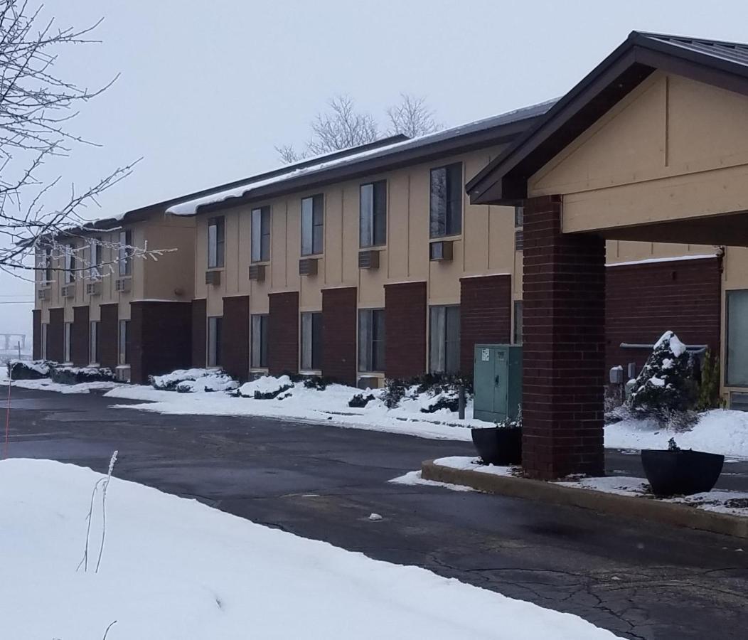 Amerivu Inn And Suites Shawano Wi Ngoại thất bức ảnh
