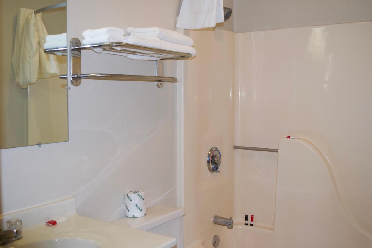 Amerivu Inn And Suites Shawano Wi Ngoại thất bức ảnh