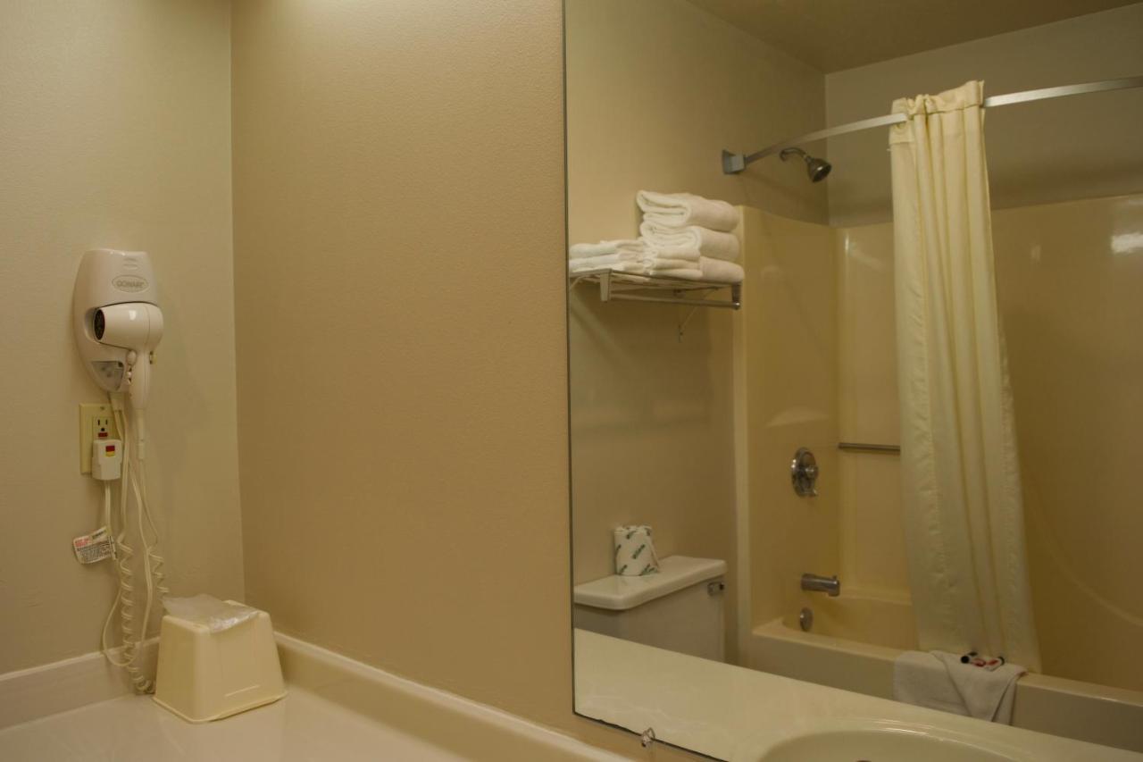 Amerivu Inn And Suites Shawano Wi Ngoại thất bức ảnh