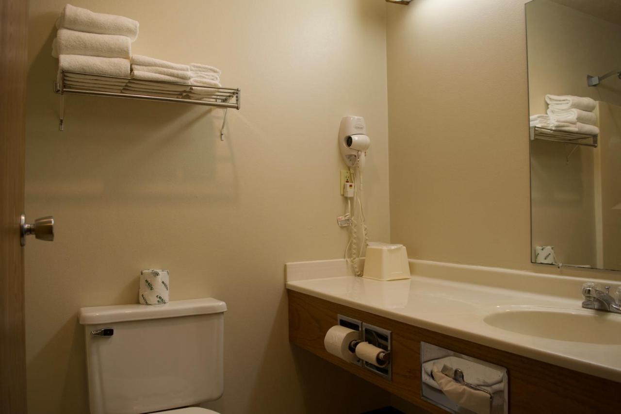 Amerivu Inn And Suites Shawano Wi Ngoại thất bức ảnh