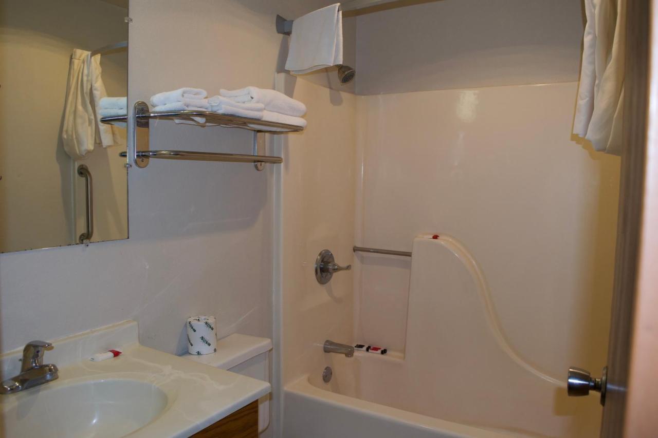 Amerivu Inn And Suites Shawano Wi Ngoại thất bức ảnh