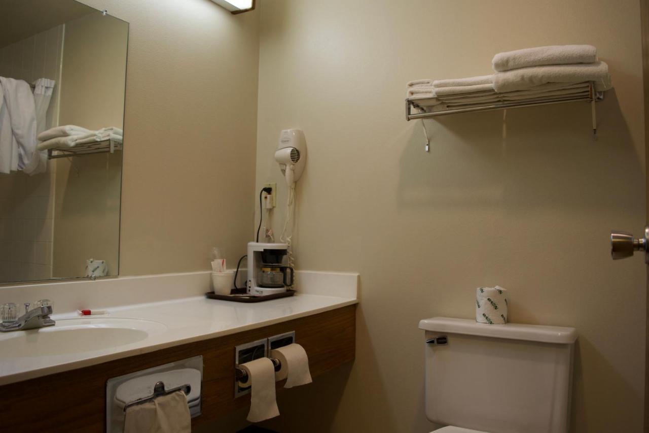 Amerivu Inn And Suites Shawano Wi Ngoại thất bức ảnh