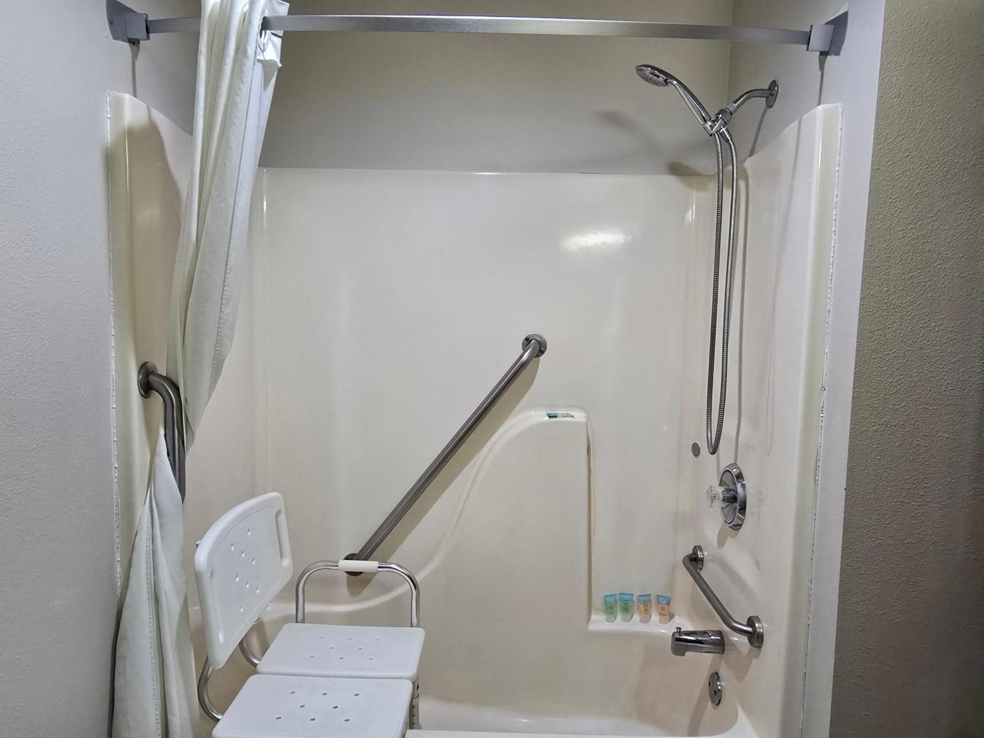 Amerivu Inn And Suites Shawano Wi Ngoại thất bức ảnh