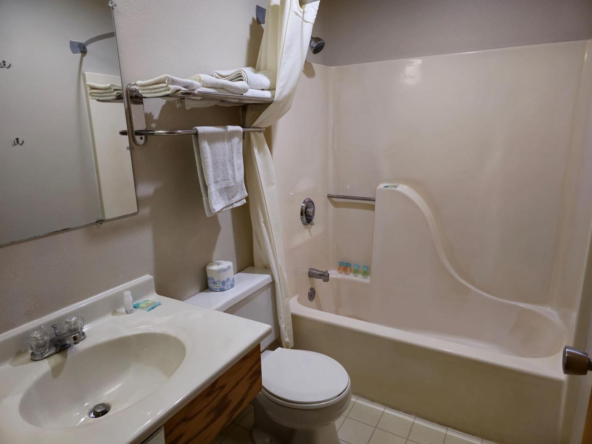Amerivu Inn And Suites Shawano Wi Ngoại thất bức ảnh