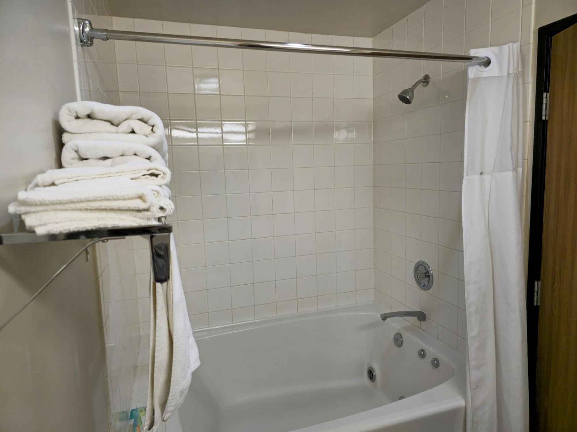Amerivu Inn And Suites Shawano Wi Ngoại thất bức ảnh