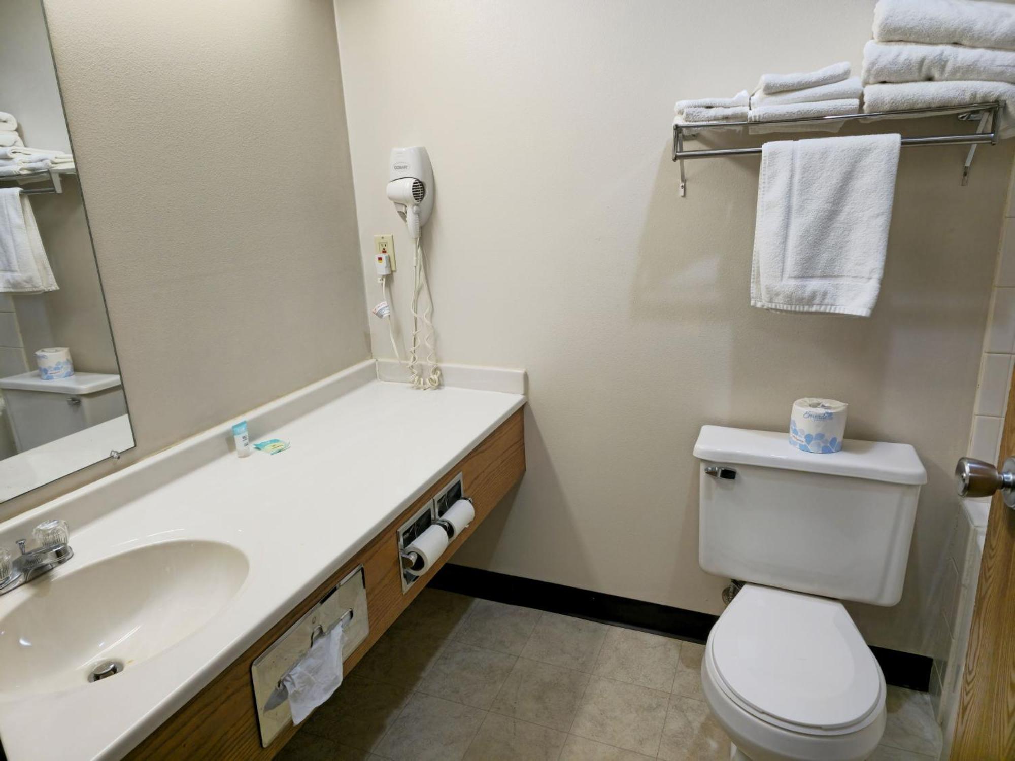 Amerivu Inn And Suites Shawano Wi Ngoại thất bức ảnh