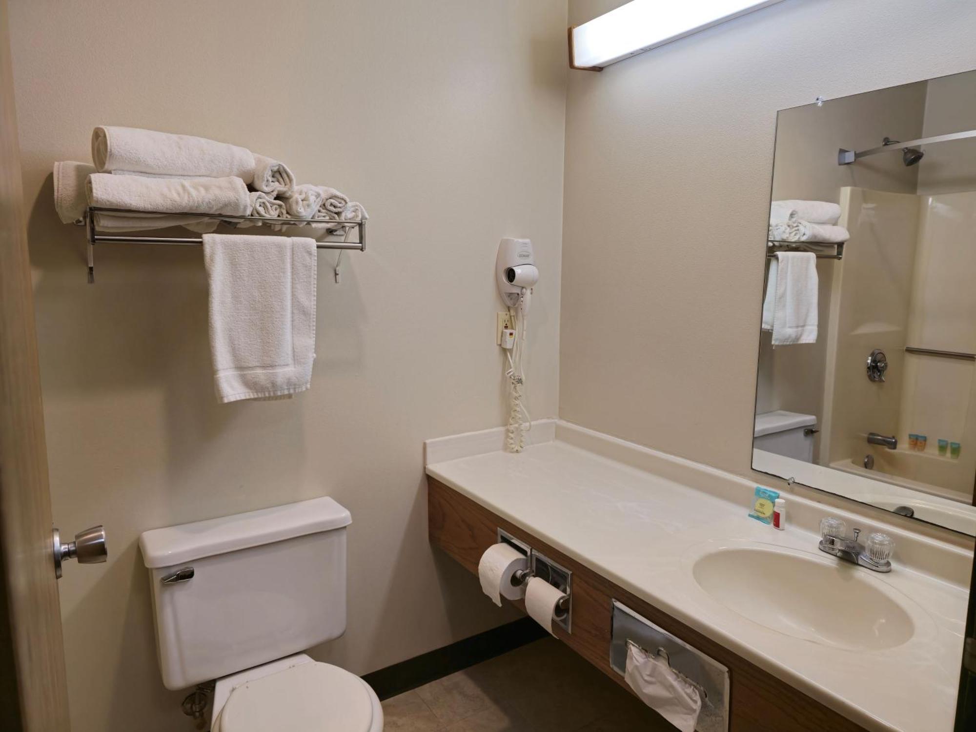 Amerivu Inn And Suites Shawano Wi Ngoại thất bức ảnh
